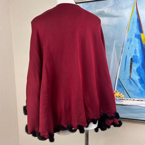 Randolph Duke The Look Reversible Cape
NWT Faux fur Trim - Picture 3 of 6